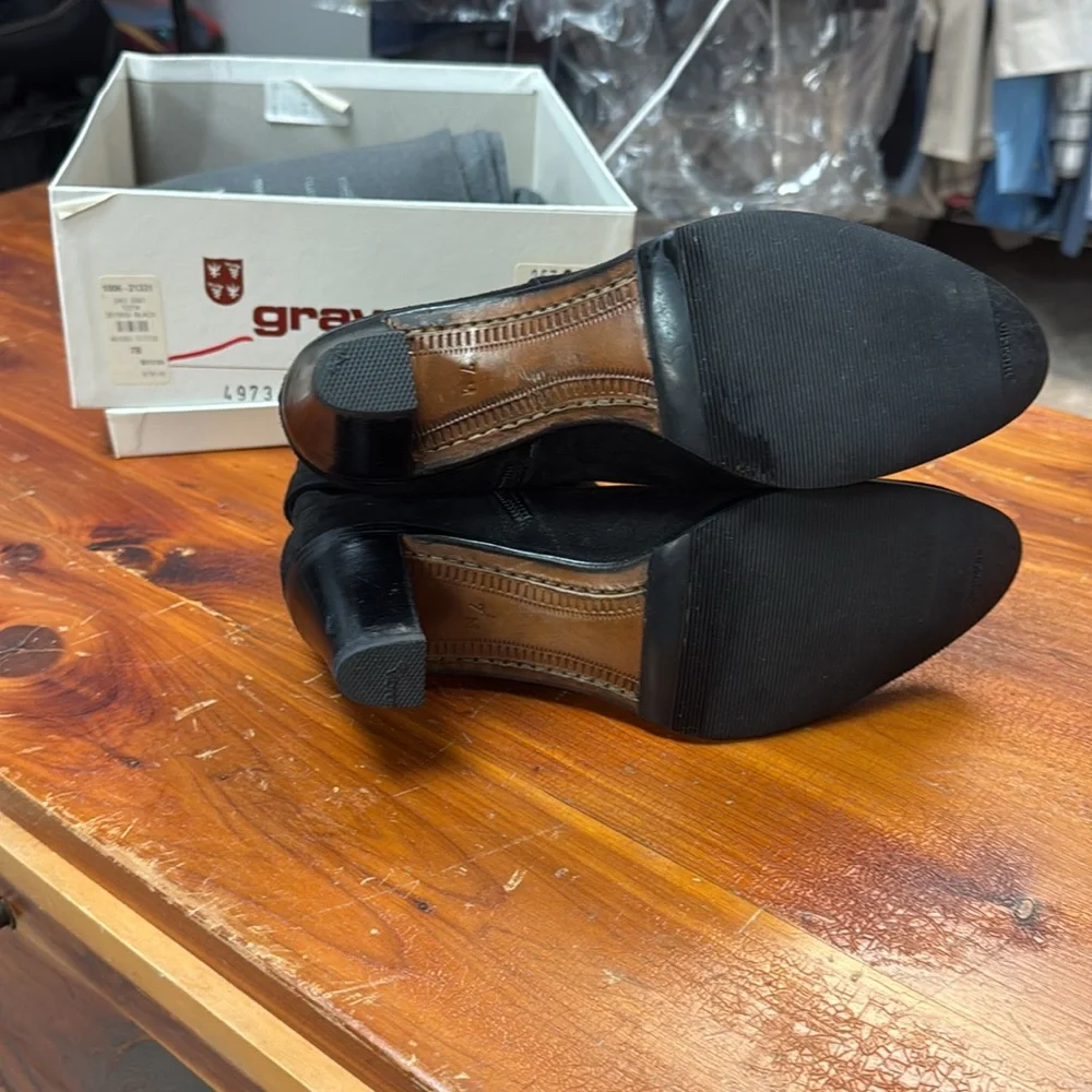 Boots - Picture 4 of 5